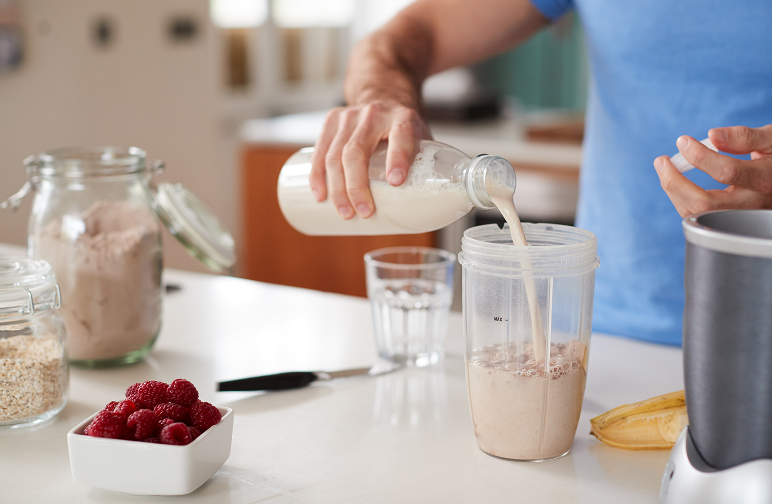 A man prepares a healthy smoothie to help manage his weight. 